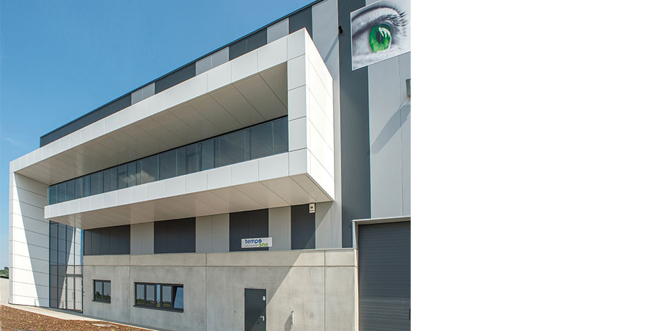 Pour le Trilogiport (Hermalle-sous-Argenteau), Sign & Facade a réalisé une bordure architectonique.