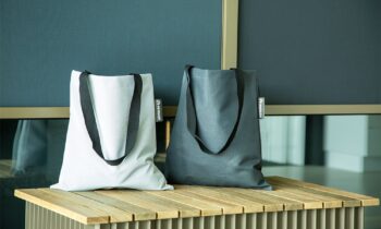 Les résidus de toiles de stores connaissent une seconde vie sous la forme de totebags 11