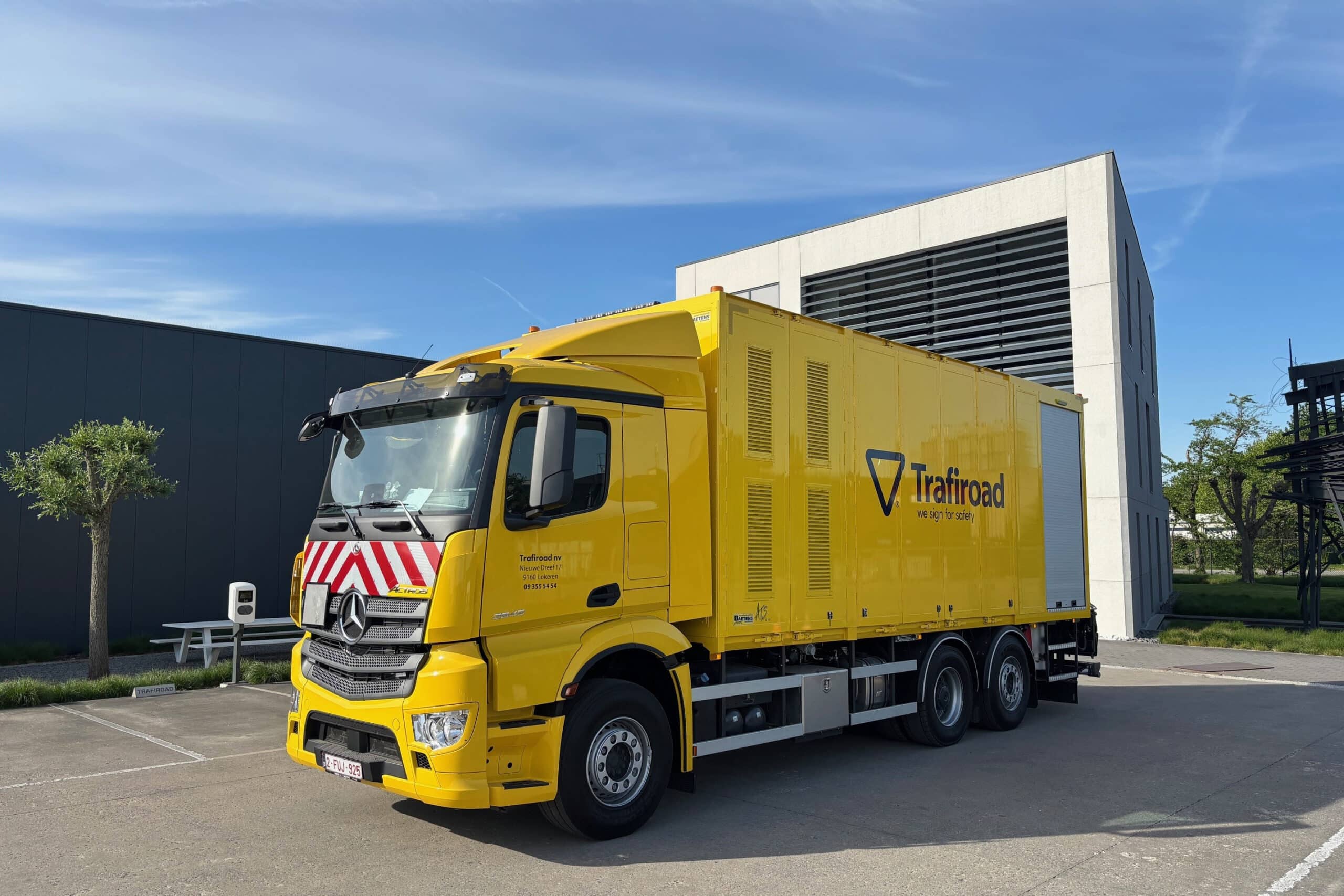 Un Actros Mercedes-Benz 2845L unique pour Trafiroad établit une nouvelle norme dans l’application d’époxy antidérapant 12