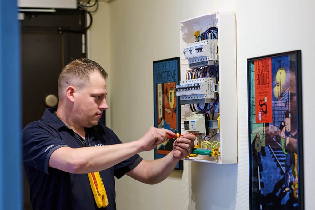 Mise aux normes électriques et ventilation : les défis de la rénovation en logements occupés 1
