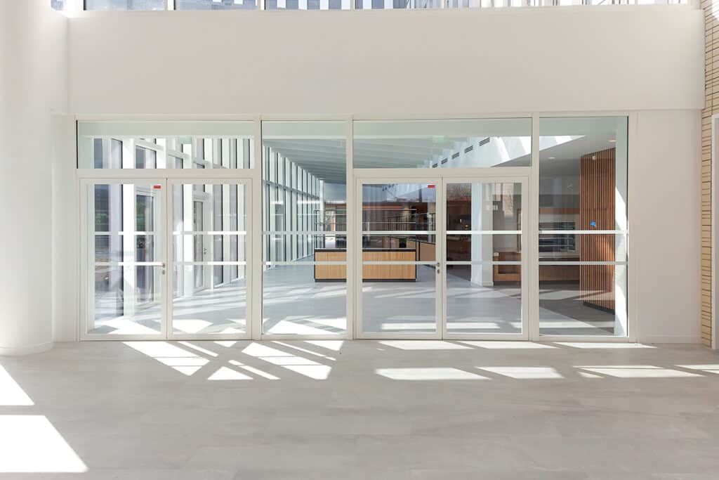 Menuiserie intérieure conforme à la norme EI1 et combinant sécurité incendie, transparence et esthétique 1