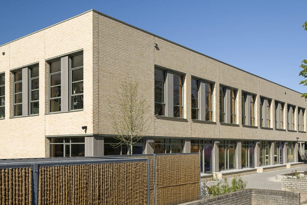Des fenêtres en aluminium fines au look acier renforcent l’esthétique du nouveau centre pour enfants 2