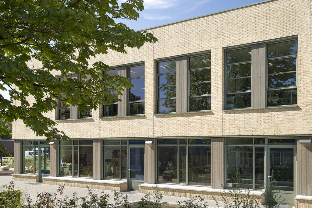Des fenêtres en aluminium fines au look acier renforcent l’esthétique du nouveau centre pour enfants 3