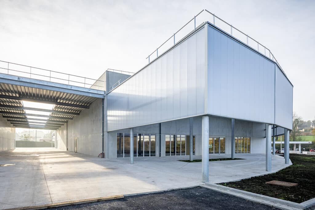 Des bâtiments industriels sublimés par une architecture mettant le béton en valeur 1