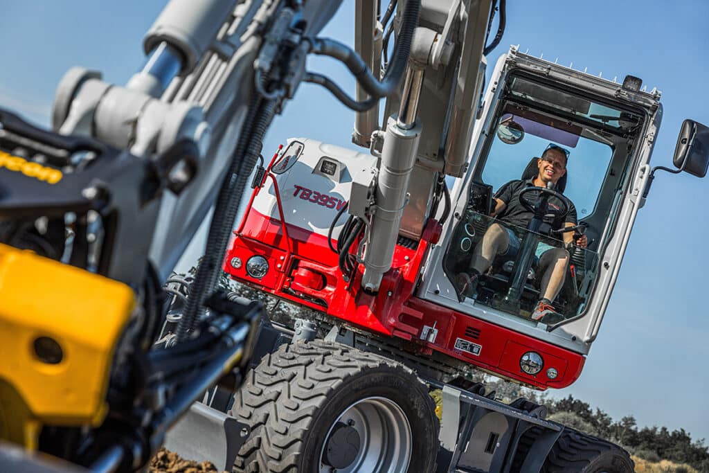 Excavatrice sur pneus : puissance, contrôle et confort sous un même toit 3