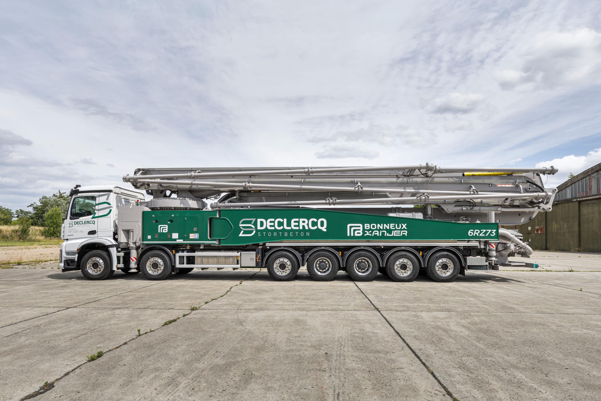 Première européenne : impressionnante pompe à béton Bonneux Xanjer de 73 mètres (6RZ73) sur un Mercedes-Benz Arocs 4553K à 7 essieux 11