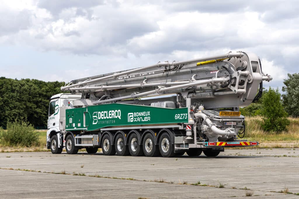 Première européenne : impressionnante pompe à béton Bonneux Xanjer de 73 mètres (6RZ73) sur un Mercedes-Benz Arocs 4553K à 7 essieux 1