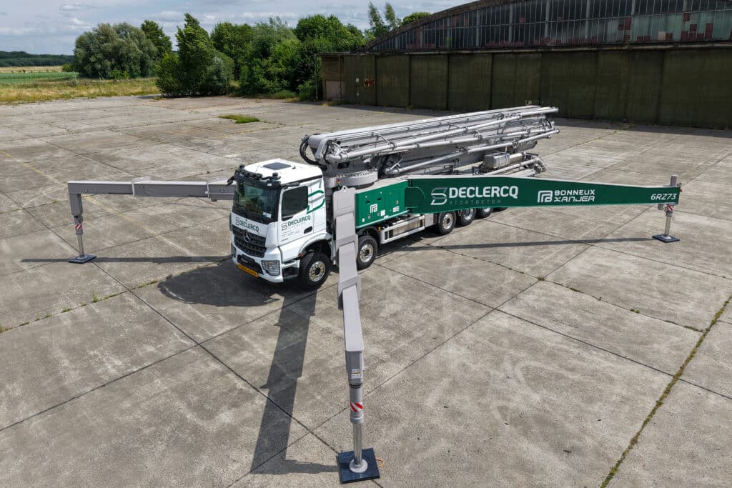 Première européenne : impressionnante pompe à béton Bonneux Xanjer de 73 mètres (6RZ73) sur un Mercedes-Benz Arocs 4553K à 7 essieux 2