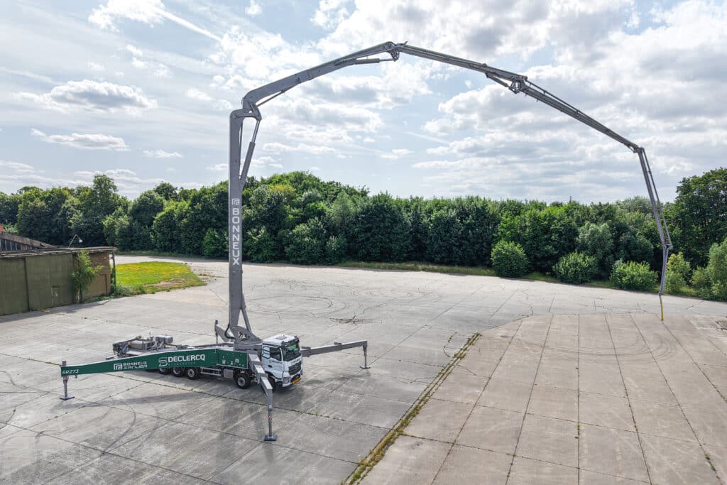 Première européenne : impressionnante pompe à béton Bonneux Xanjer de 73 mètres (6RZ73) sur un Mercedes-Benz Arocs 4553K à 7 essieux 3