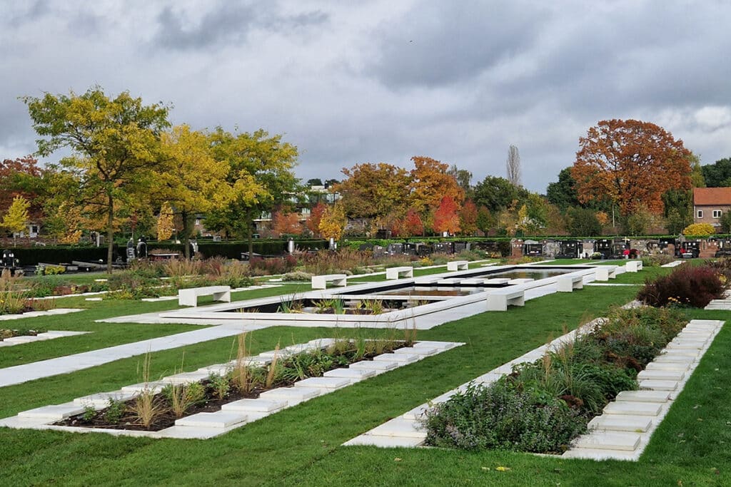 Le repos éternel dans une oasis de vert et de bleu 4