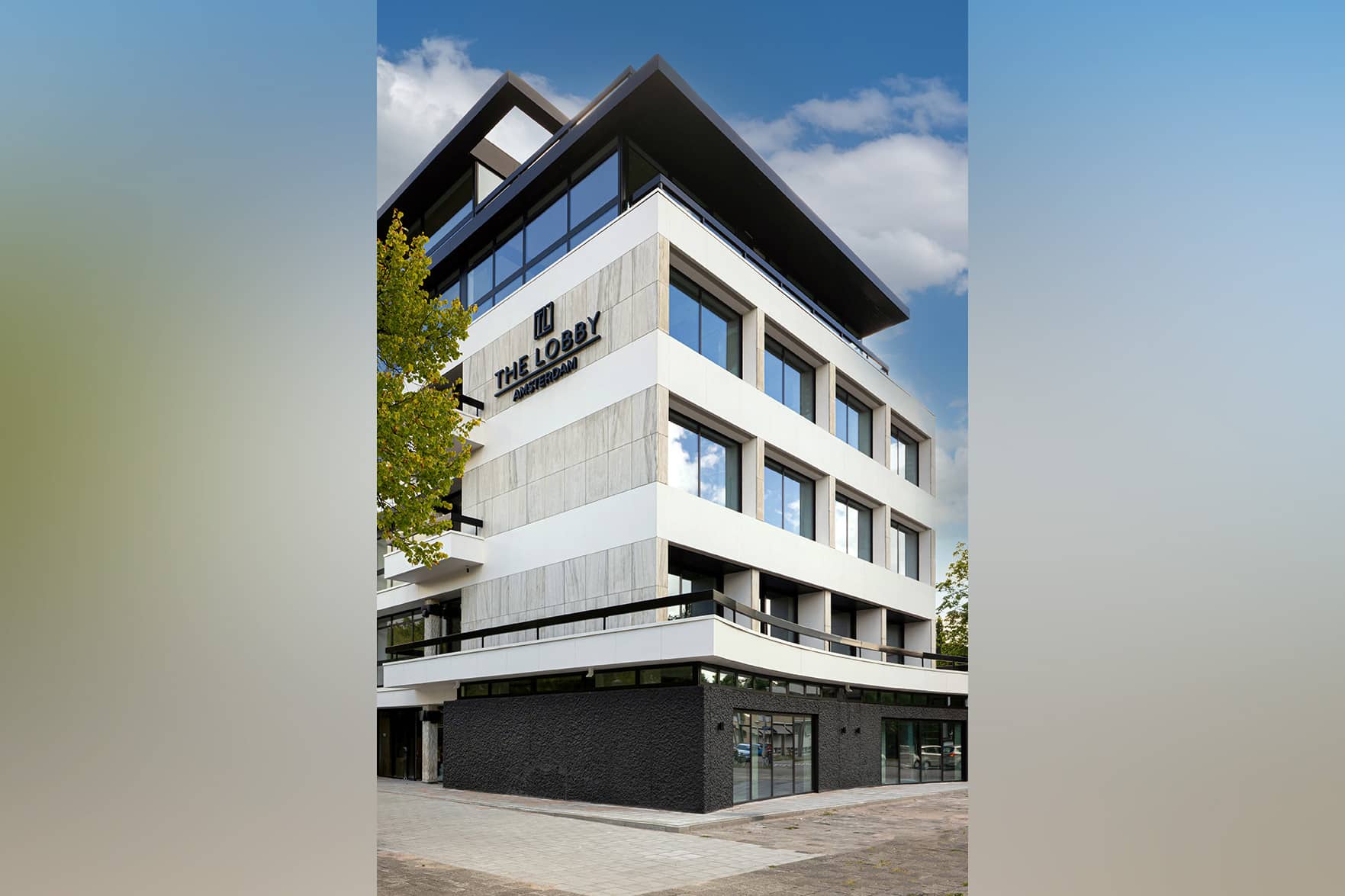Des fenêtres en aluminium donnent à la rénovation de la façade de ‘The Lobby’ une apparence moderne 10