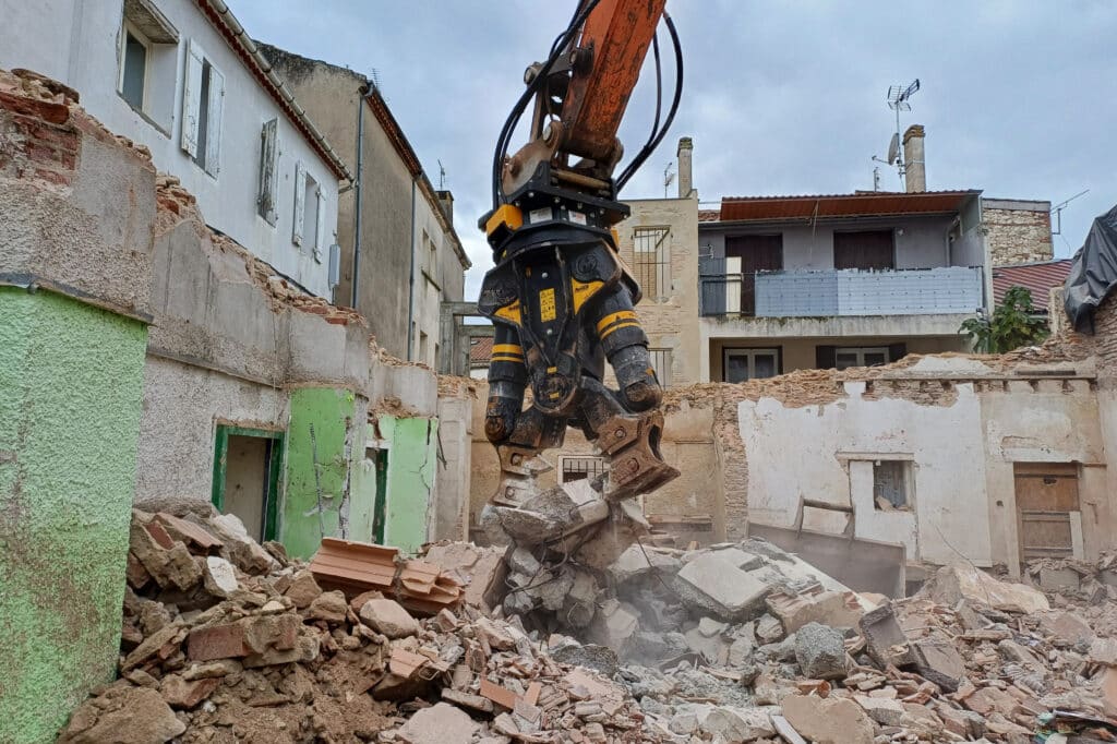 CHANTIERS QUI ONT ASSURÉ EN 2025 : LES DÉMOLITIONS LES PLUS MARQUANTES SIGNÉES MB CRUSHER 1