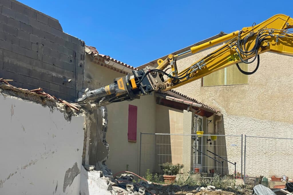 CHANTIERS QUI ONT ASSURÉ EN 2025 : LES DÉMOLITIONS LES PLUS MARQUANTES SIGNÉES MB CRUSHER 3