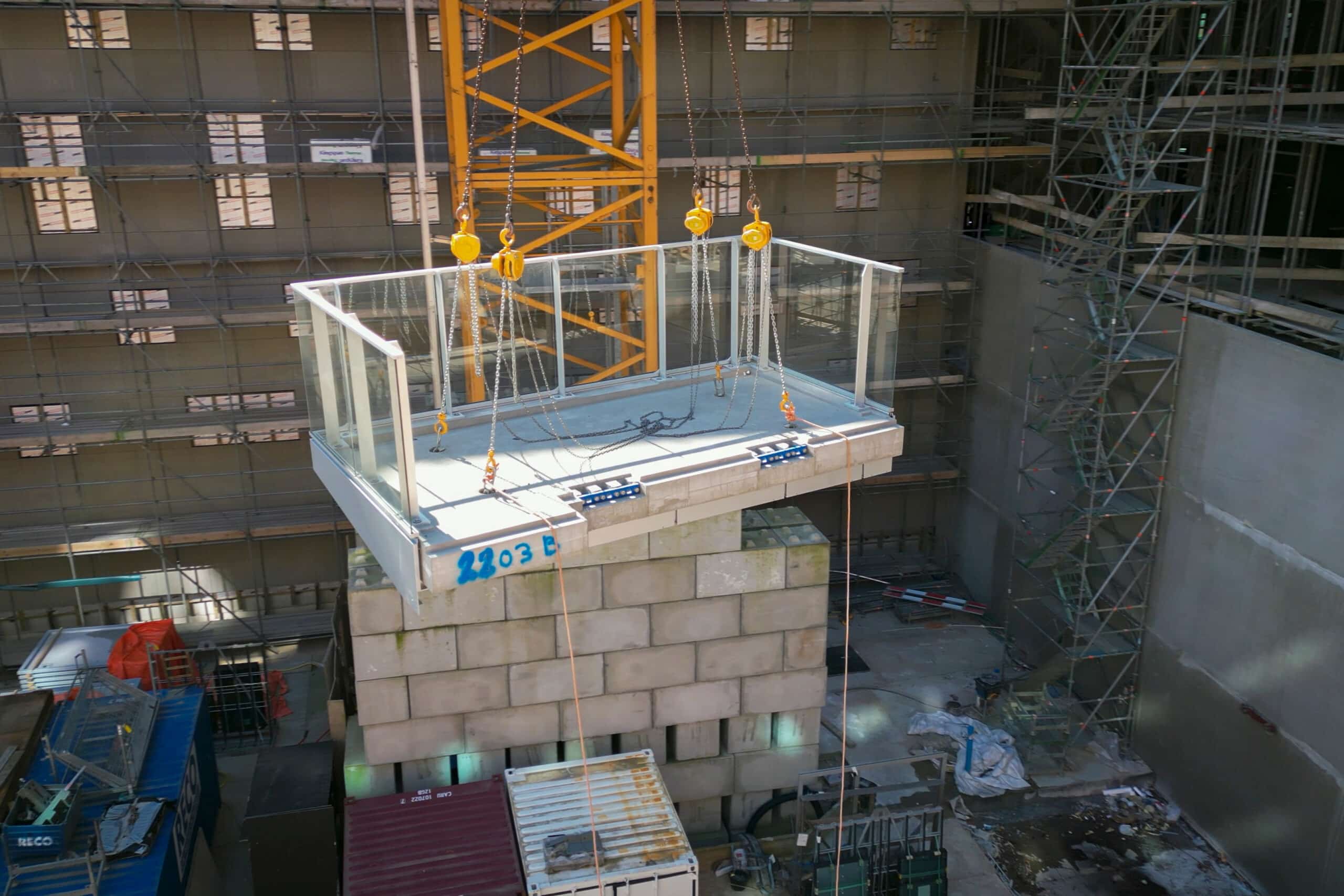 Ancrage rapide et efficace des balcons en saillie grâce à une rupture thermique polyvalente 12