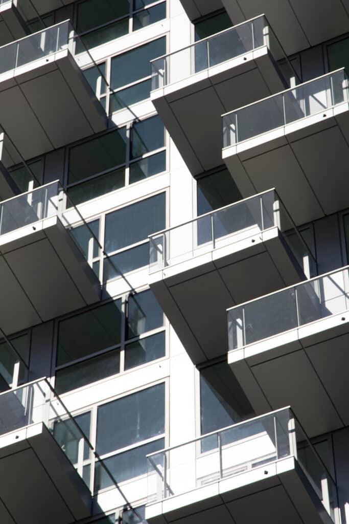 Ancrage rapide et efficace des balcons en saillie grâce à une rupture thermique polyvalente 1