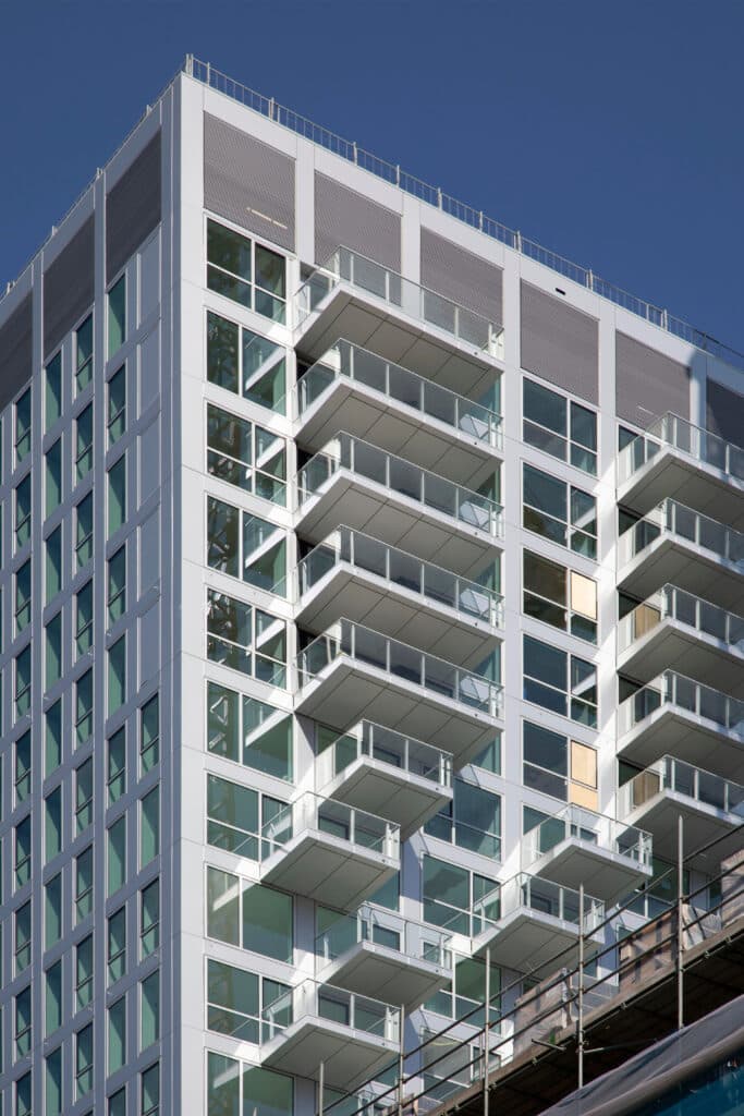 Ancrage rapide et efficace des balcons en saillie grâce à une rupture thermique polyvalente 2