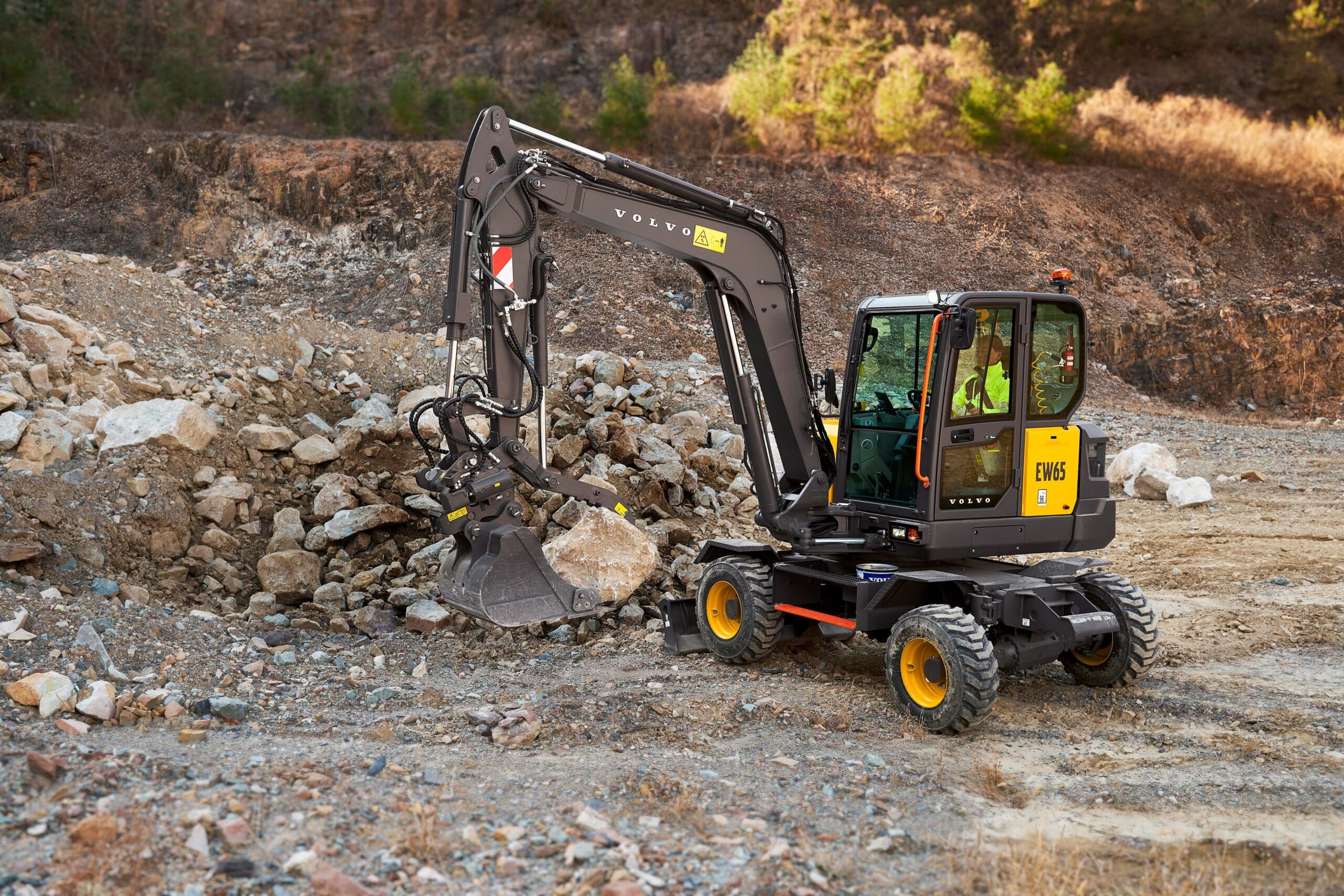 VOLVO CE PRÉSENTE TROIS NOUVELLES PELLES HYDRAULIQUES COMPACTES 12