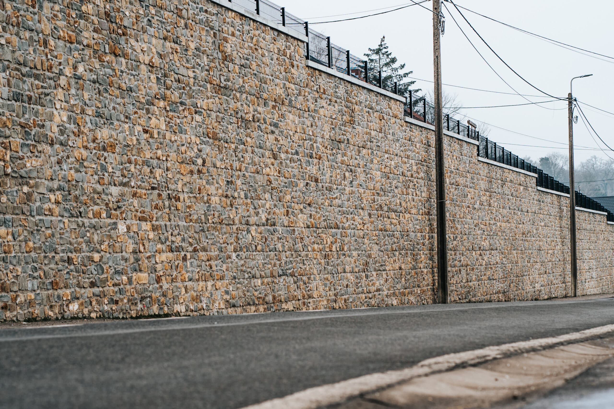 Préfabrication et pierre naturelle pour des murs performants et esthétiques 7