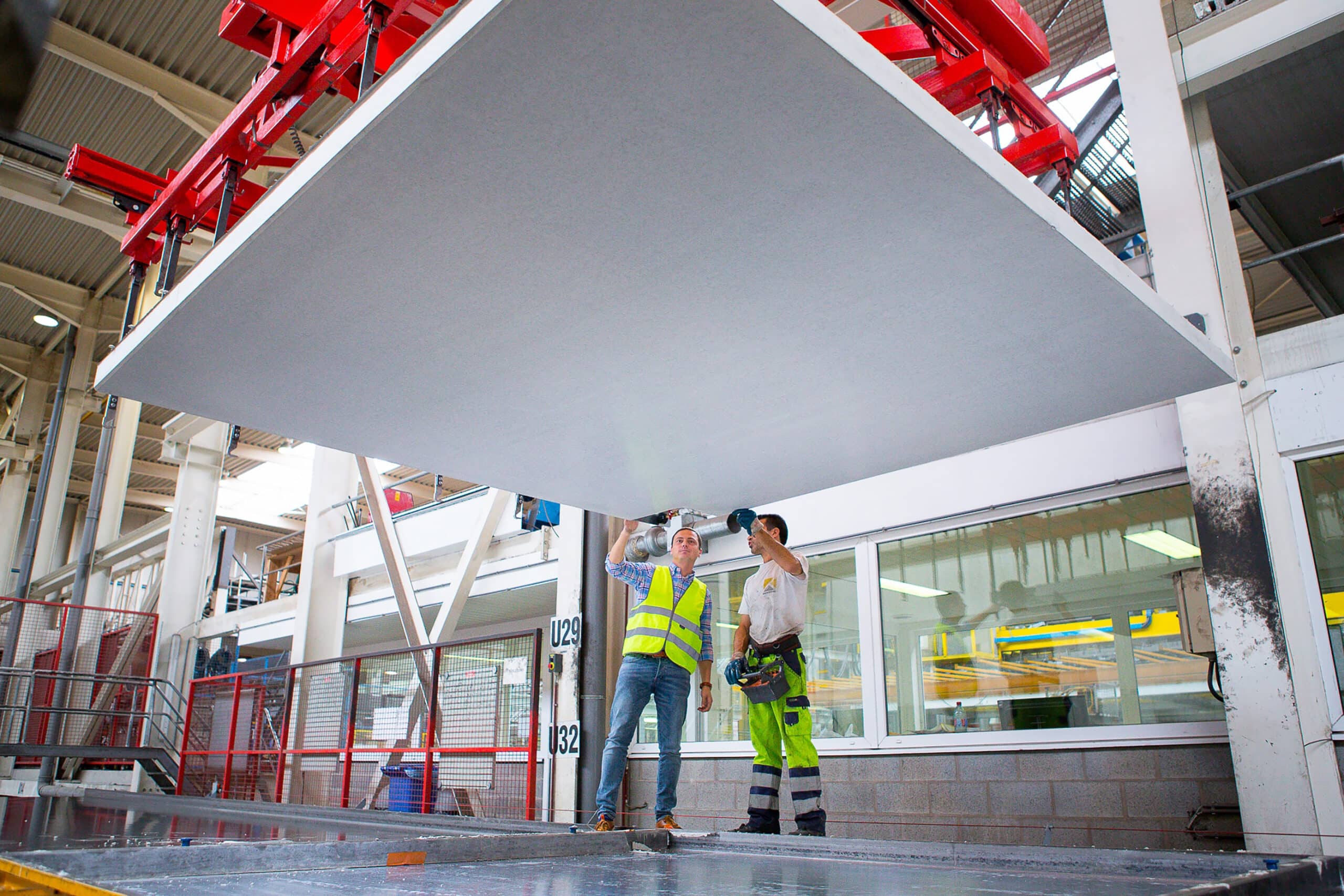 Un hall de production moderne pour des murs en béton durables 10
