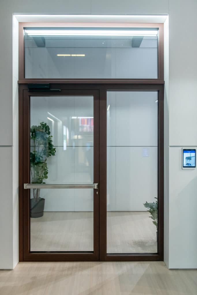 FlameLine de Reynaers Aluminium : la protection incendie ultime pour les portes et cloisons fixes 2