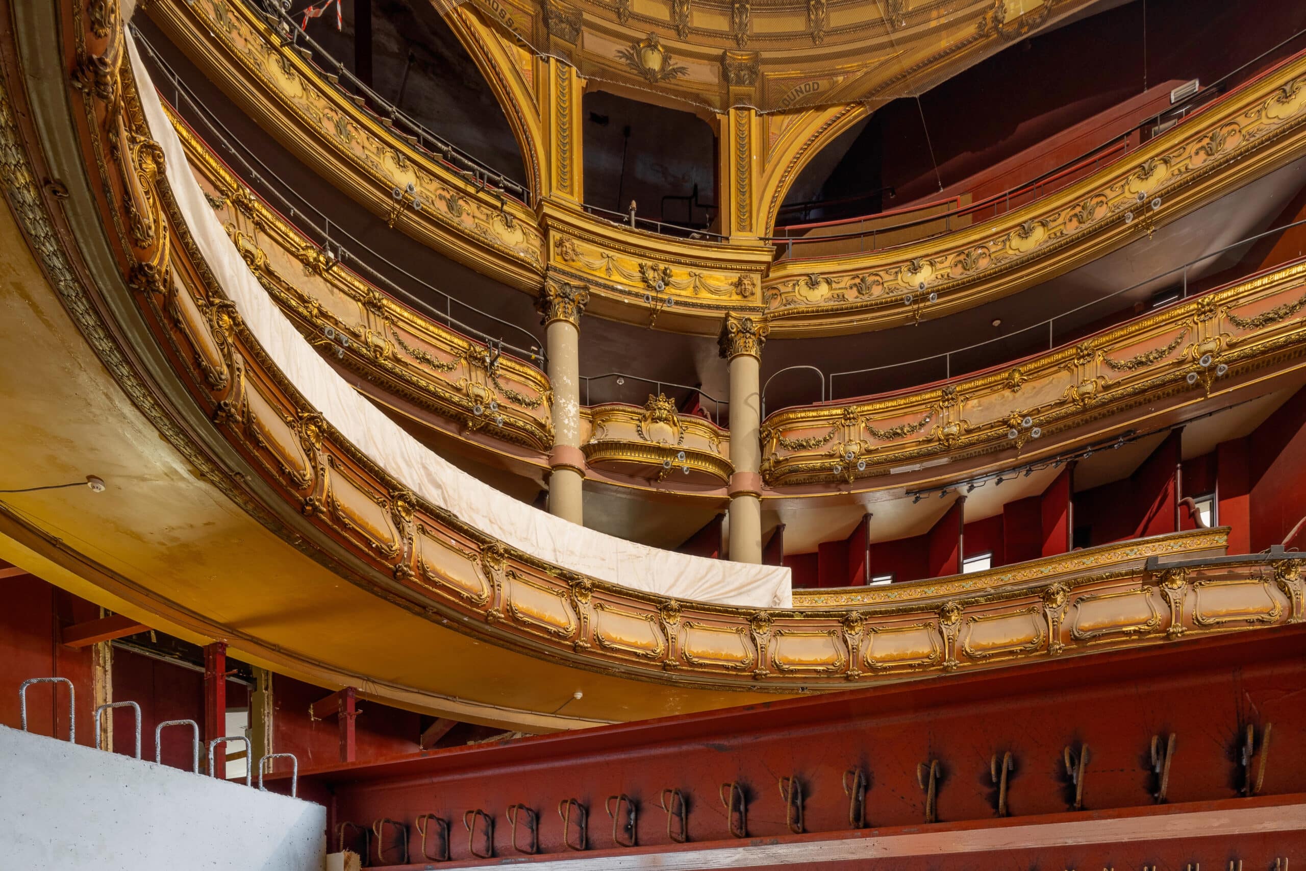 Un chantier patrimonial où restauration et techniques modernes avancent de concert 1