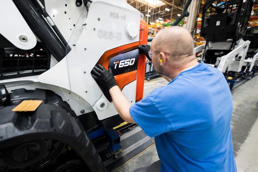 Bobcat démarre la production de la nouvelle chargeuse compacte sur chenilles T650 3