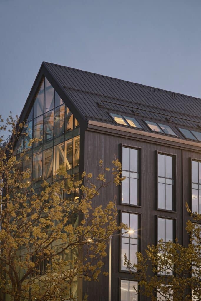 Reynaers Aluminium élargit son portefeuille avec TimberWall 50, son premier mur-rideau hybride bois-aluminium 1