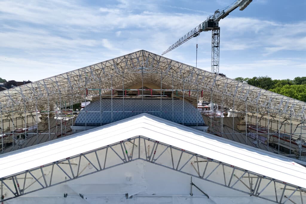 Un chantier patrimonial où restauration et techniques modernes avancent de concert 6