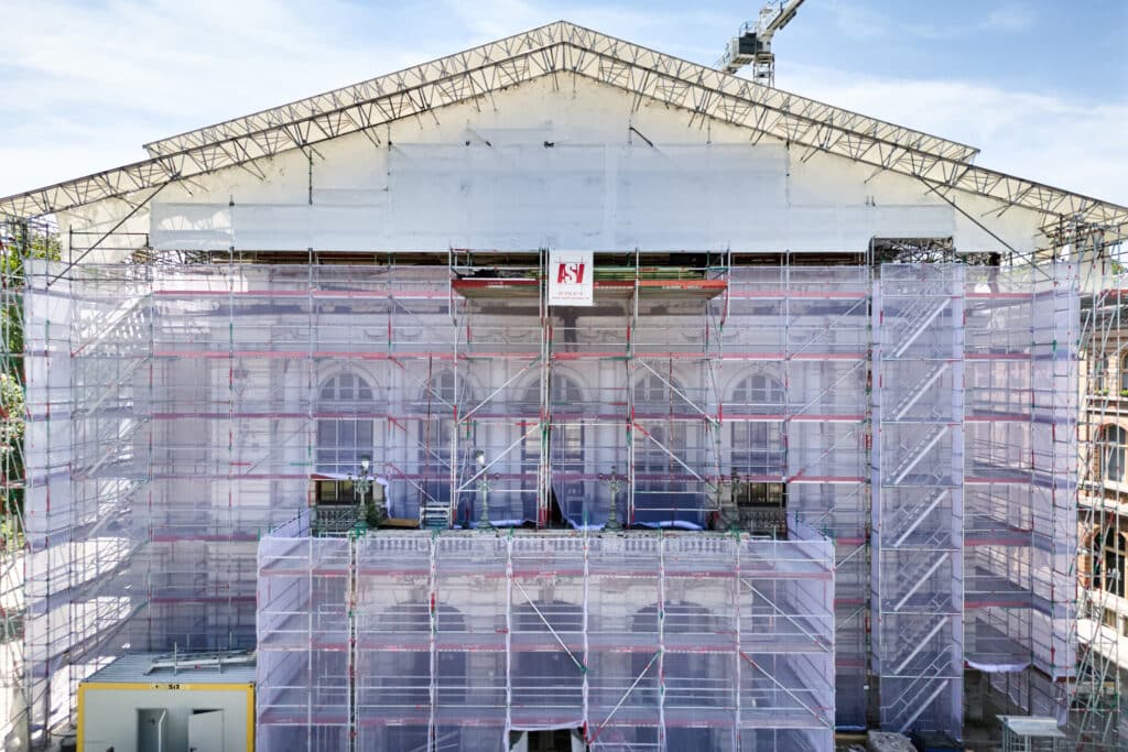 Un chantier patrimonial où restauration et techniques modernes avancent de concert 2