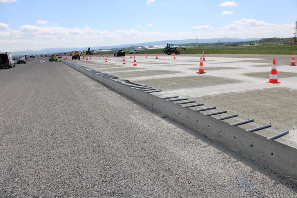 Des travaux de bétonnage au rythme d'un aéroport en activité 5
