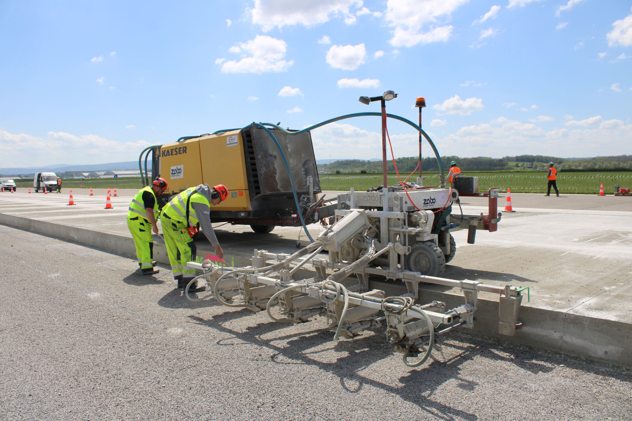 Des travaux de bétonnage au rythme d'un aéroport en activité 3
