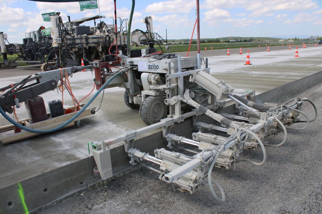 Des travaux de bétonnage au rythme d'un aéroport en activité 1
