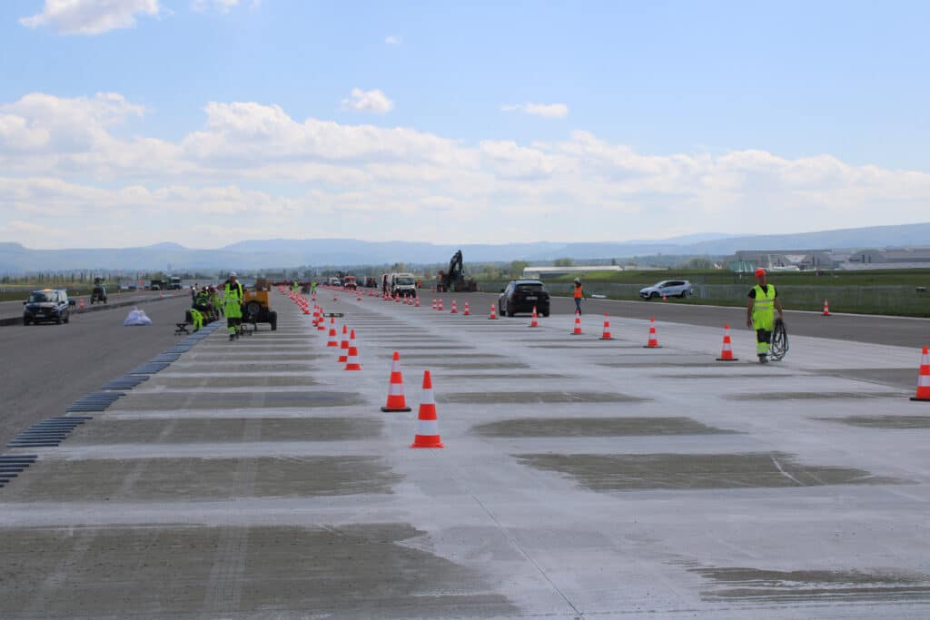 Des travaux de bétonnage au rythme d'un aéroport en activité 3