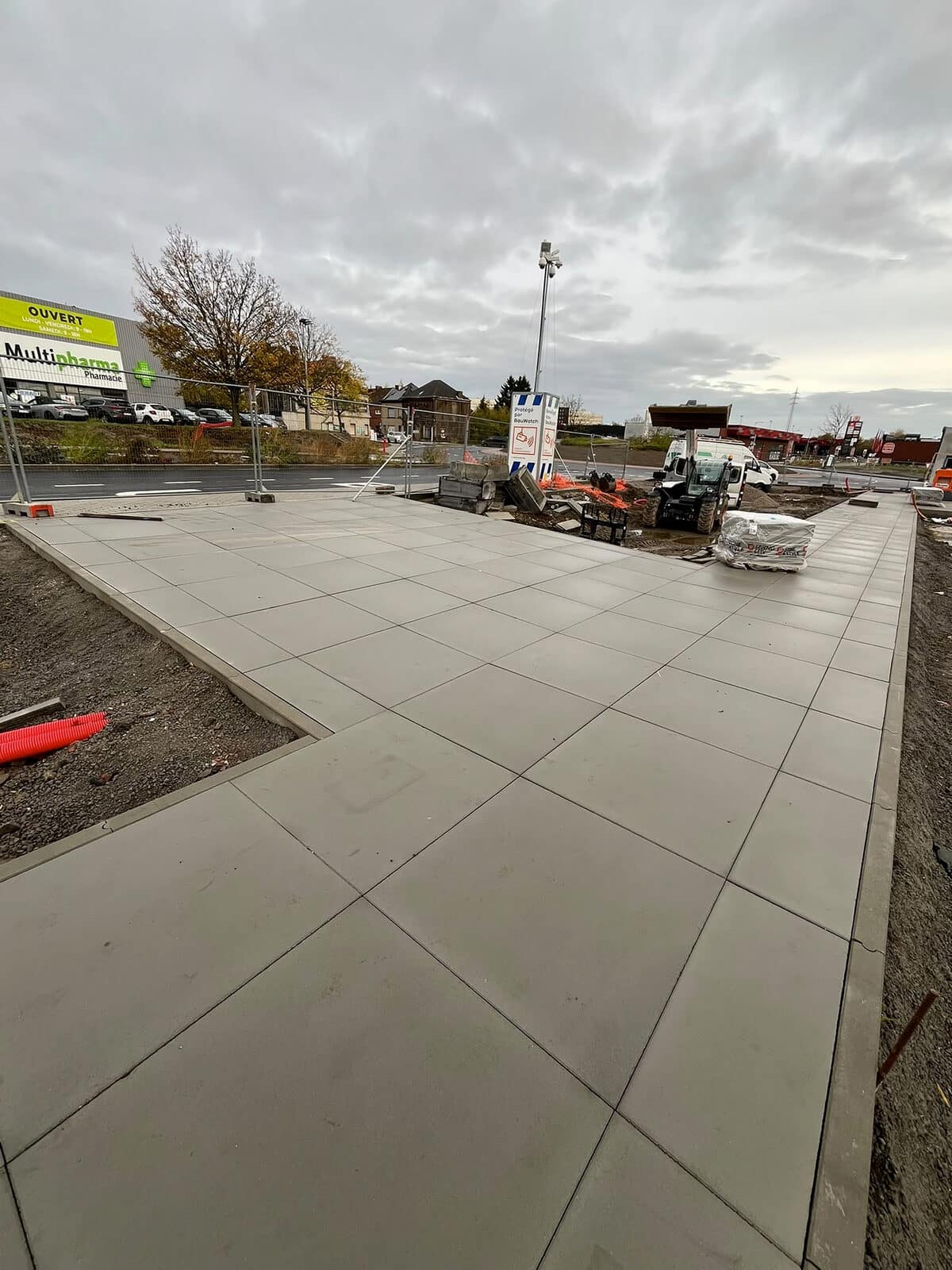 Égouttage, gaines enterrées, revêtements, … : un métro brille aussi par ses aménagements extérieurs