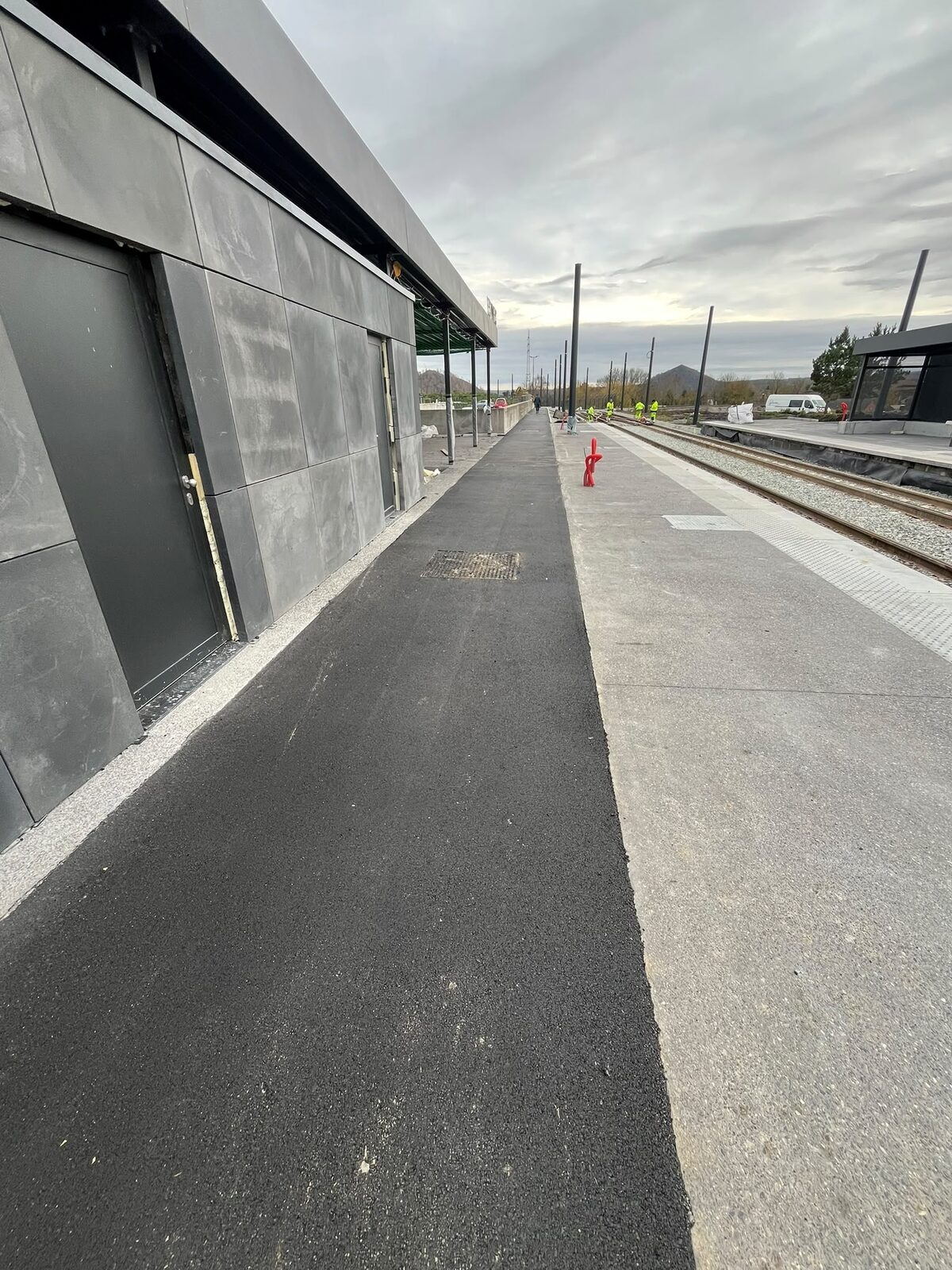 Égouttage, gaines enterrées, revêtements, … : un métro brille aussi par ses aménagements extérieurs 2