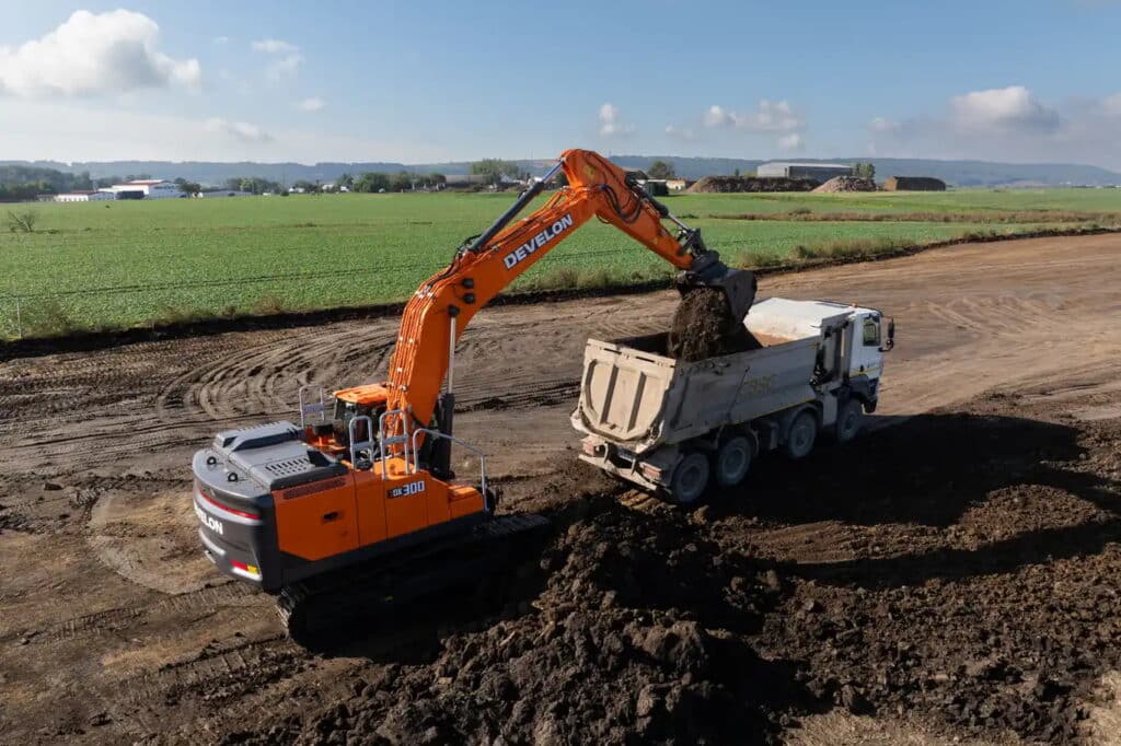 Develon agrandit sa nouvelle gamme de pelles Series 9 avec la DX300LC-9 1