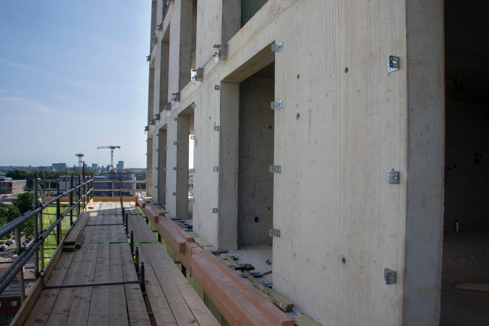 Une solution ingénieuse de montage ultérieur simplifie la fixation des éléments de façade