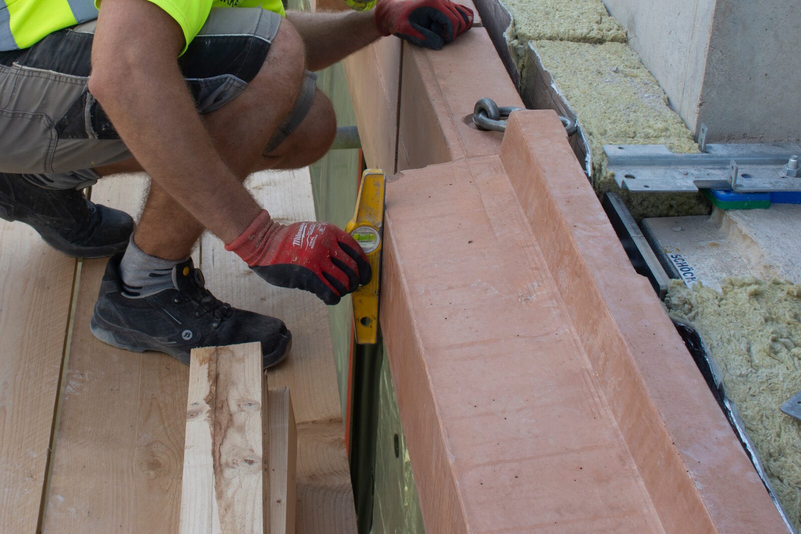 Une solution ingénieuse de montage ultérieur simplifie la fixation des éléments de façade 1